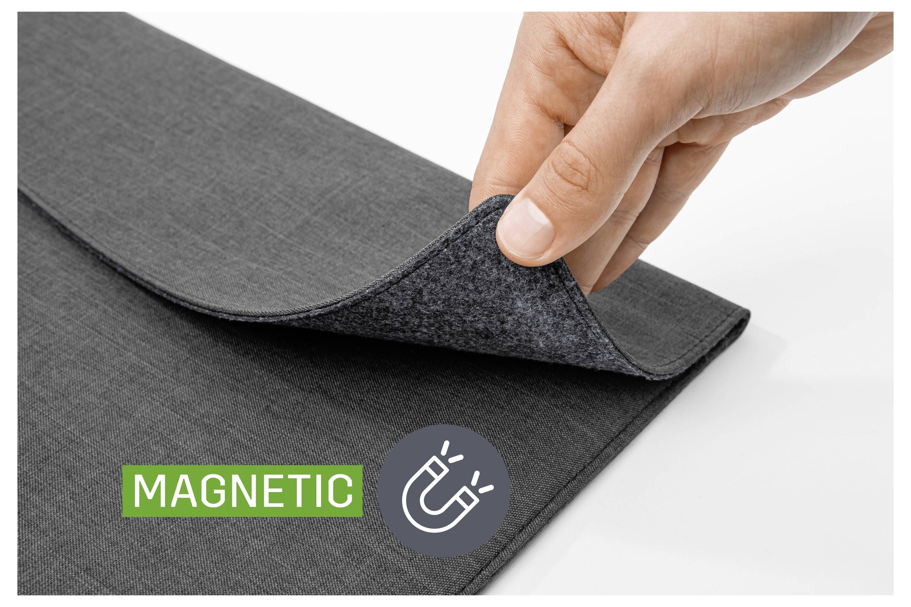 Hand hebt eine Ecke einer dunkelgrauen magnetischen Stoff-Klappe an, die mit „MAGNETIC