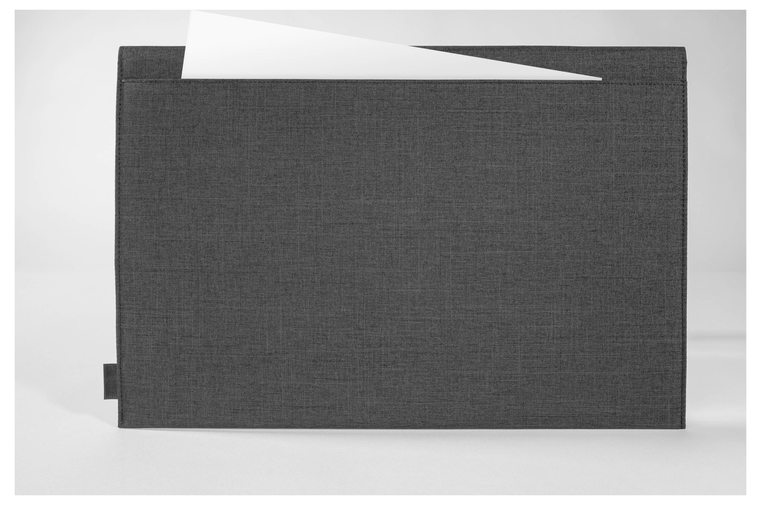 Dunkelgraue Präsentationsmappe mit einem weißen Blatt Papier, das in die obere Öffnung gesteckt ist, auf hellem Hintergrund.