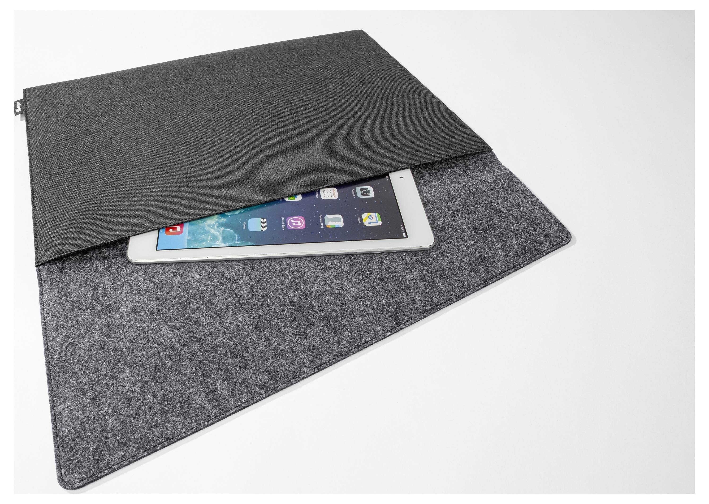 Dunkelgraues Filz-Tablet-Etui, teilweise offen, mit einem sichtbaren Tablet im Inneren auf hellem Hintergrund.