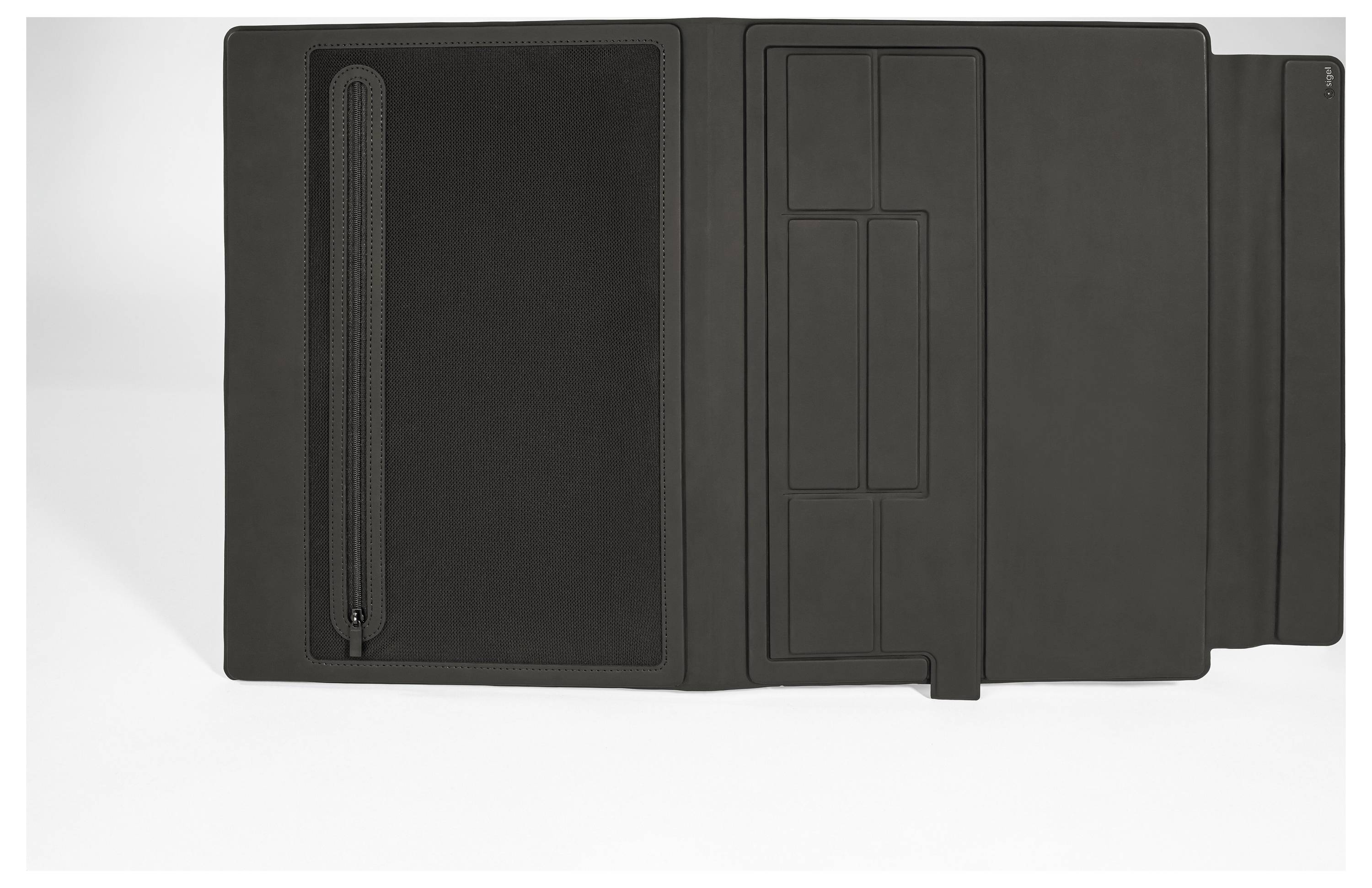 Schwarzes Tablet-Etui im Folio-Stil mit einer vorderen Reißverschlusstasche und aufklappbarem Umschlag, geschlossen auf weißem Hintergrund dargestellt.