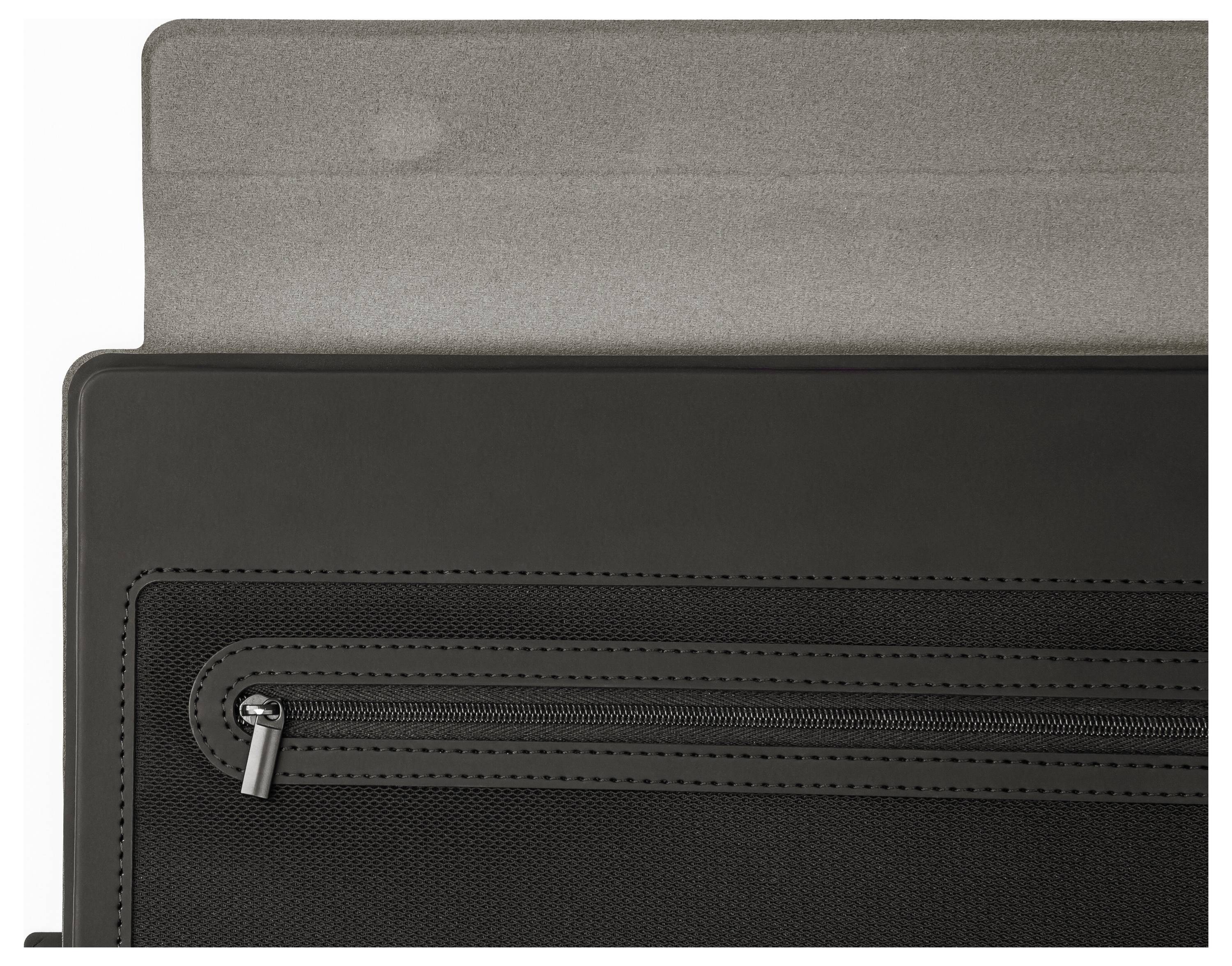 Nahaufnahme einer schwarzen Tablet- oder Laptop-Schutzhülle mit einer vorderen Reißverschlusstasche und einem grauen Gerät, das oben teilweise eingeführt ist.