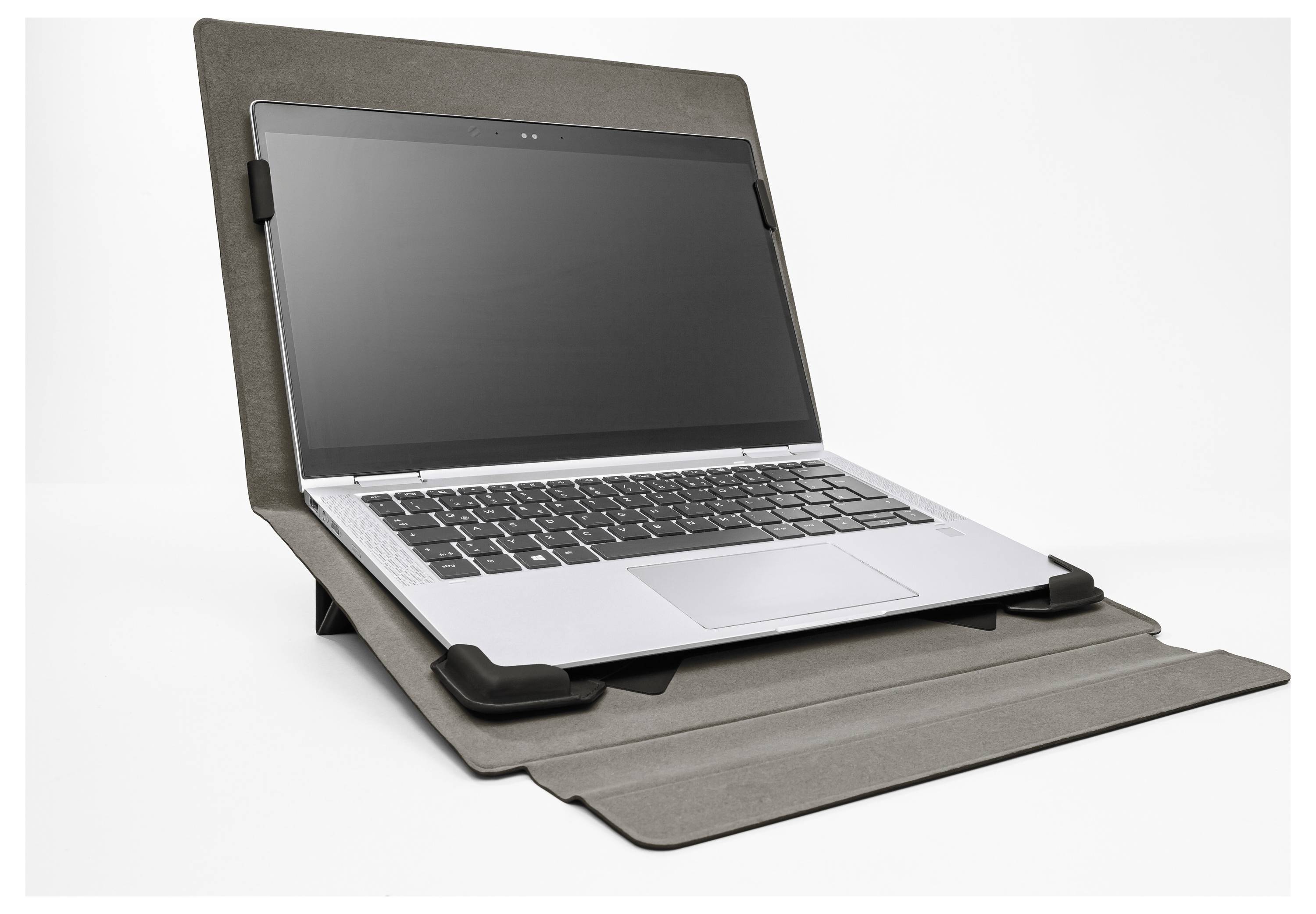 Laptop auf einem grauen klappbaren Ständer mit integrierter abgewinkelter Stütze, geöffnet auf weißem Hintergrund dargestellt.