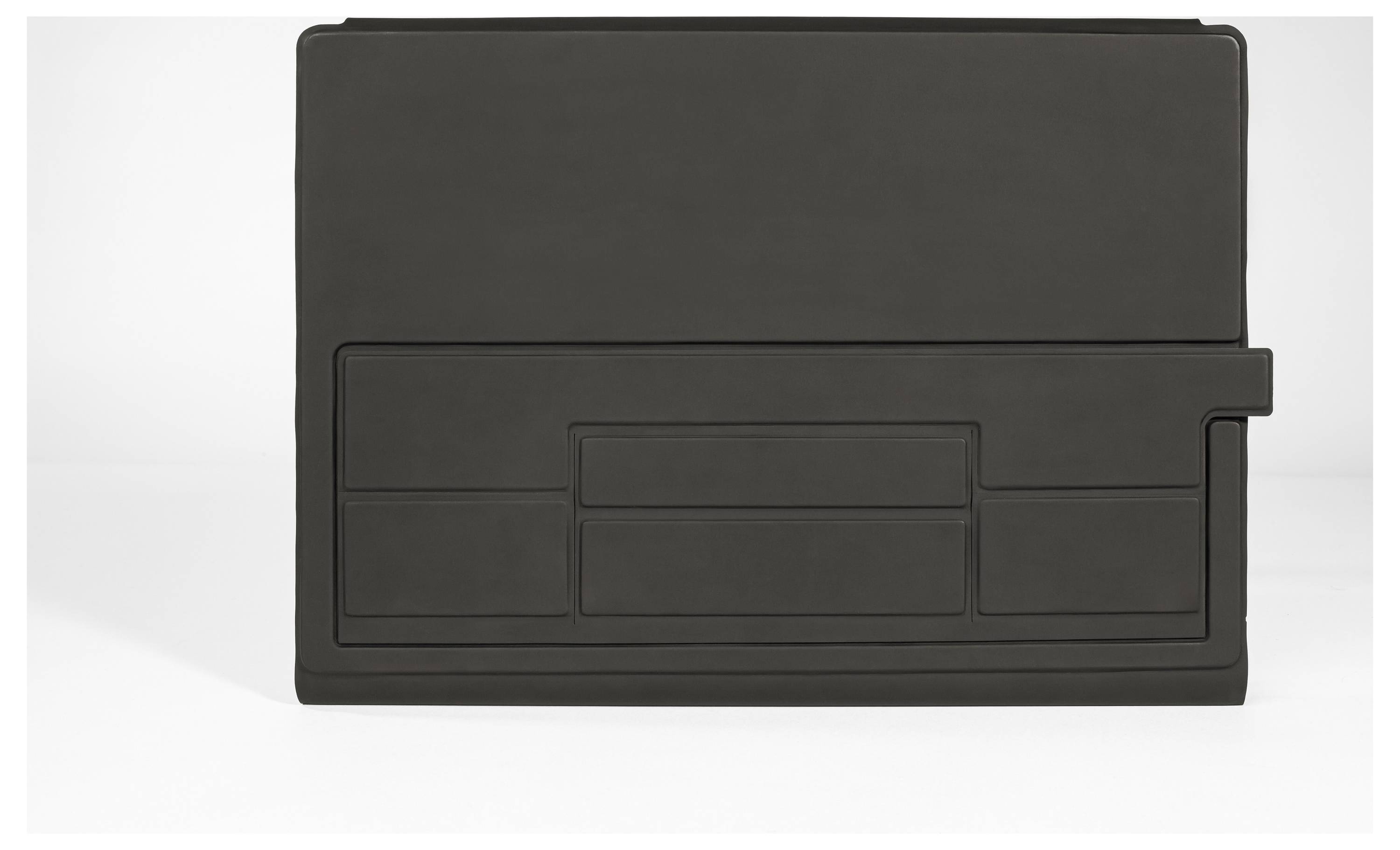 Schwarze rechteckige Portfoliomappe mit einer vorderen Tasche und Klappe, geschlossen auf einfachem weißem Hintergrund dargestellt.