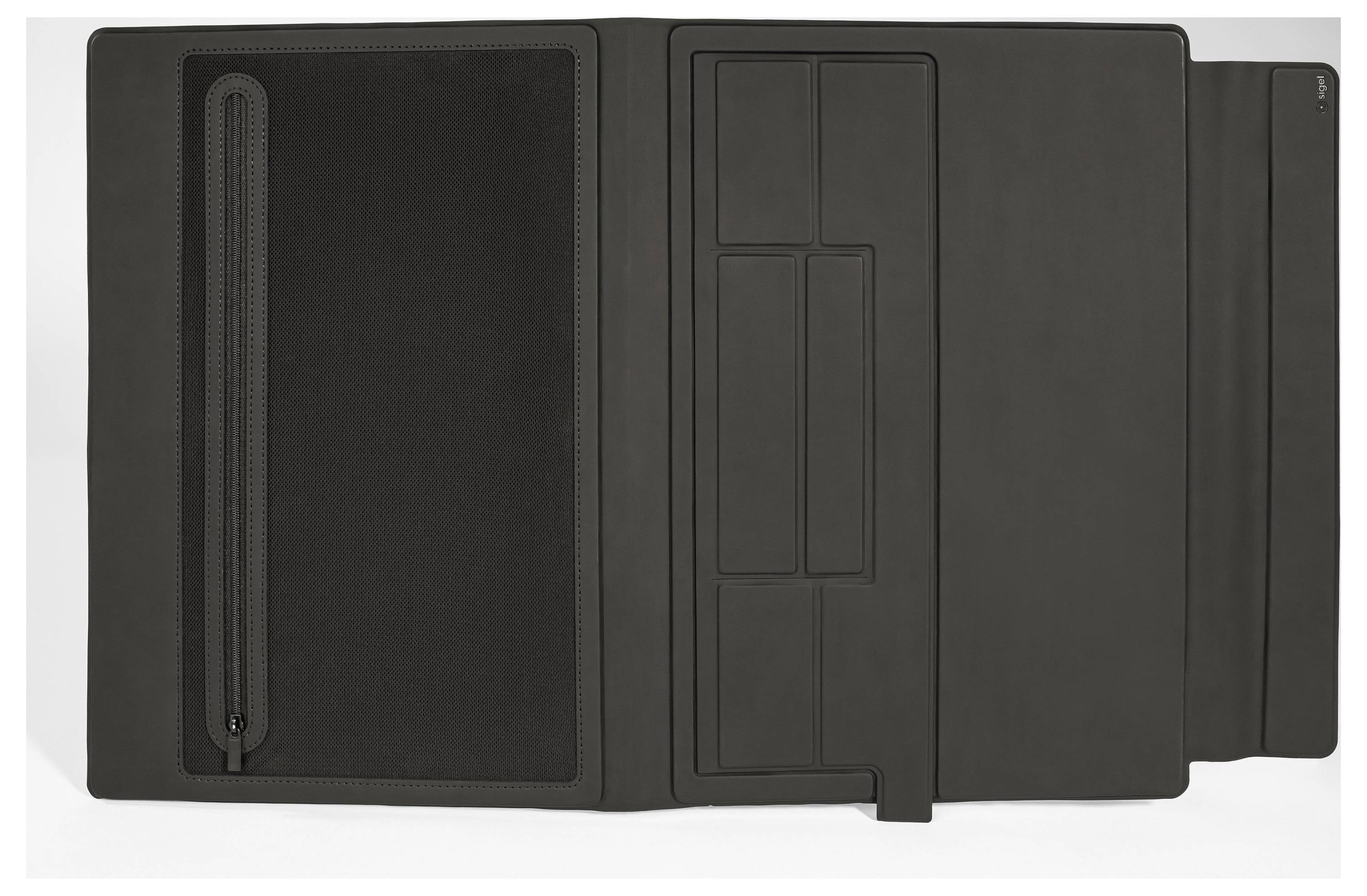 Schwarze mehrteilige Mappe oder Tablet-Tasche in geschlossenem Zustand, mit einer durchgehenden Reißverschlusstasche auf der linken Seite und einer ausklappbaren Klappe auf der rechten Seite.