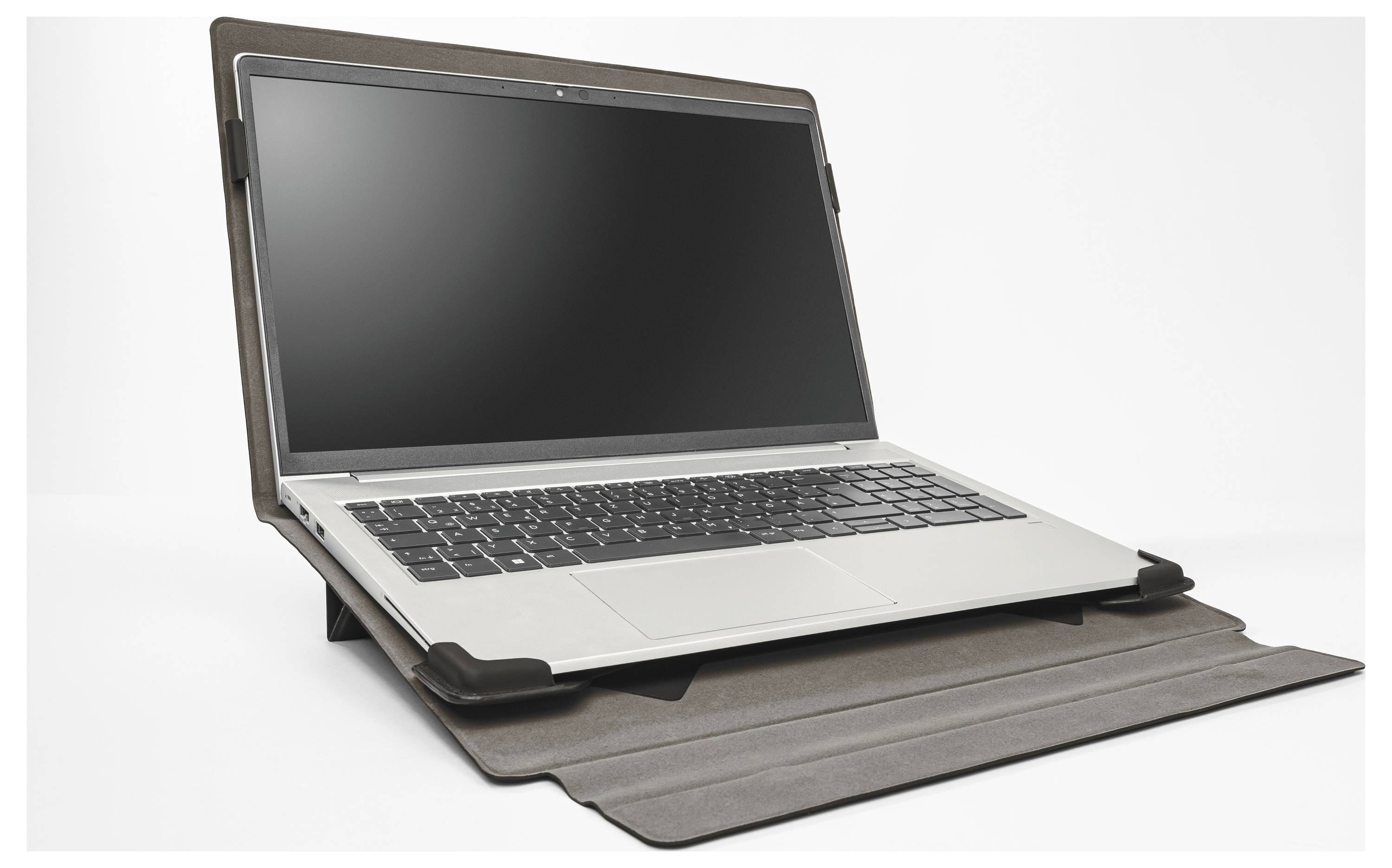 Laptop in einer schützenden Folio-Hülle mit integriertem Ständer, geöffnet auf weißem Hintergrund.