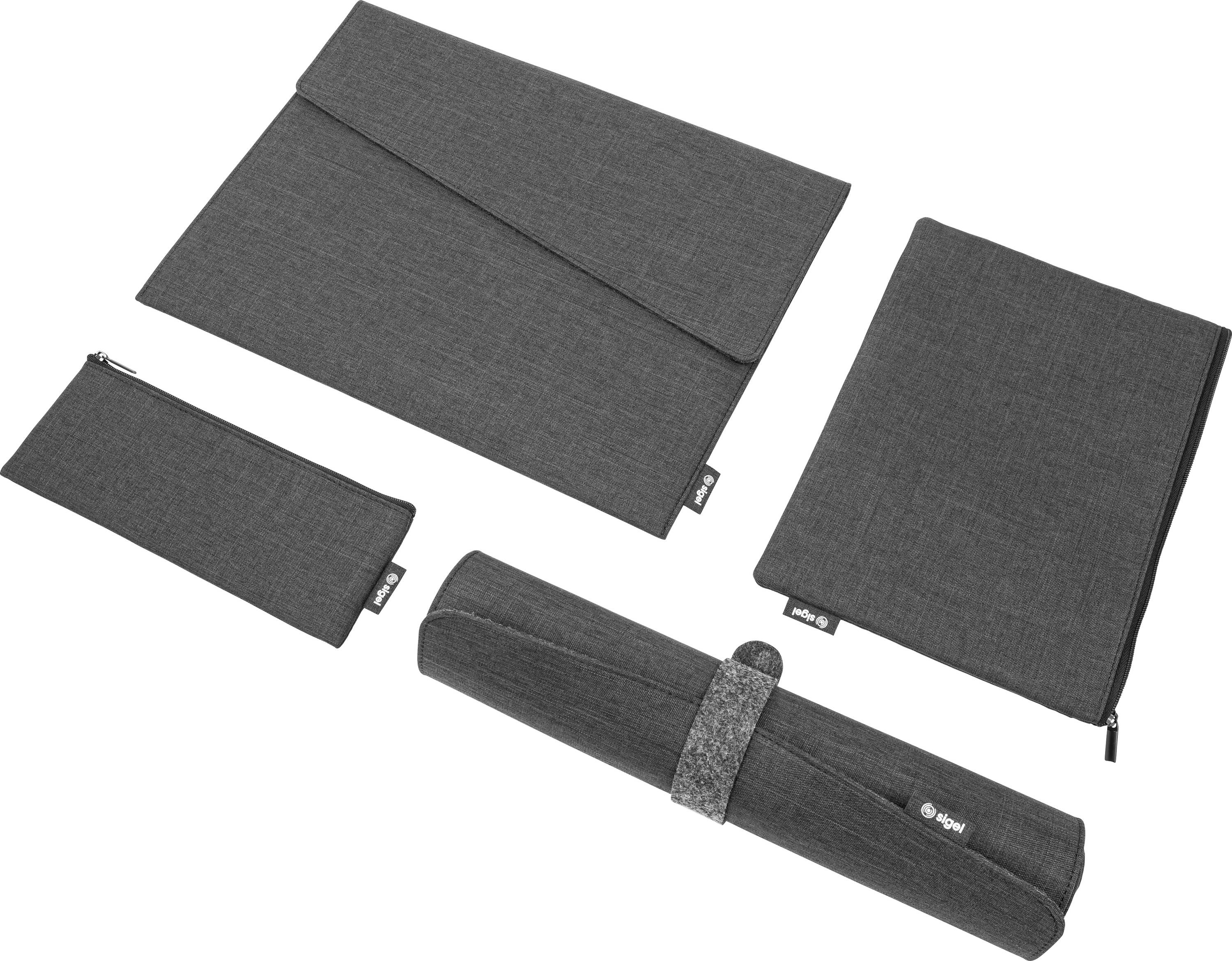 Vier dunkelgraue Stoff-Laptop-Schutzhüllen/-Taschen in verschiedenen Größen, einschließlich einer gerollten Hülle mit Riemen, auf weißem Hintergrund.