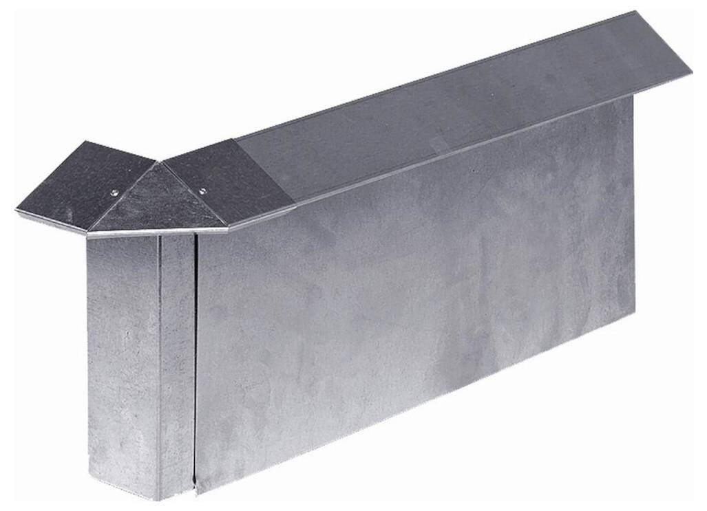 Metallüftungskappe für Dächer mit geneigter Oberseite und rechteckigem Rohrkörper auf weißem Hintergrund.