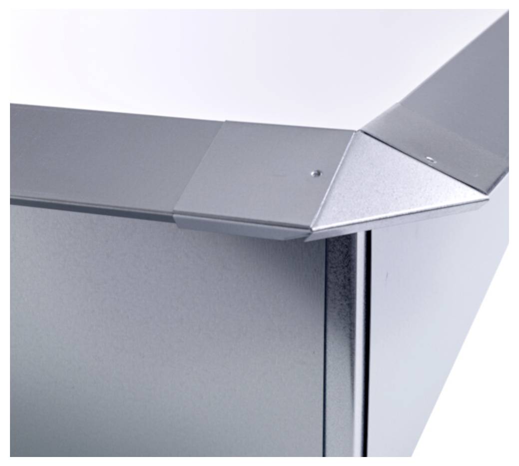 Nahaufnahme einer Ecke eines grauen Metallschranks oder einer grauen Metallbox mit gefalteten Blechplatten und einer sichtbaren Naht an der Vorderkante.