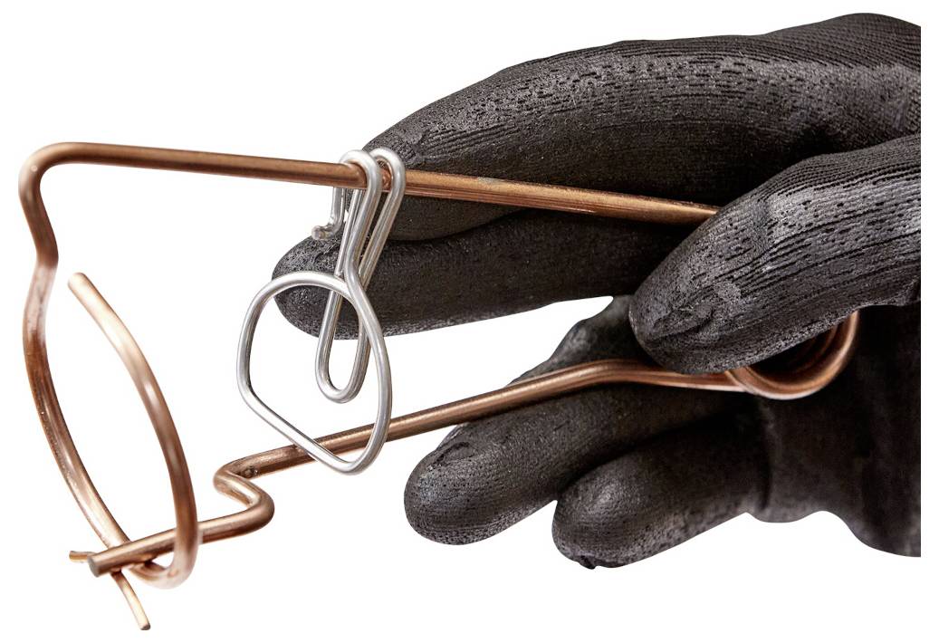 Hand mit Handschuh, die ein Kupferdraht-Puzzle mit einer Metallpapierklammer-Schleife vor weißem Hintergrund hält.