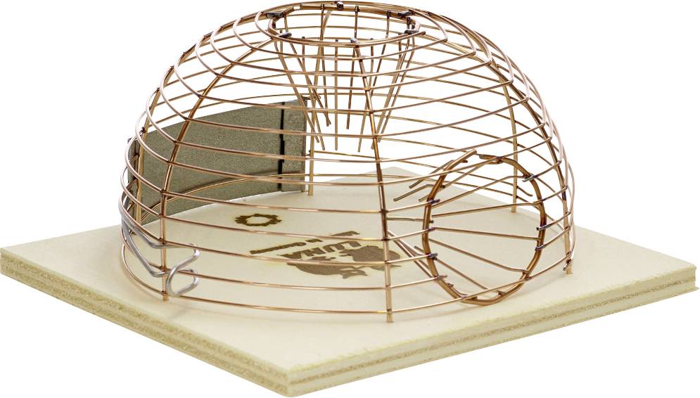Kupferdraht-Kuppelmodell auf Holzsockel, das einem kleinen architektonischen oder mechanischen Prototyp ähnelt, mit einer Öffnung und innerer Stützplatte.