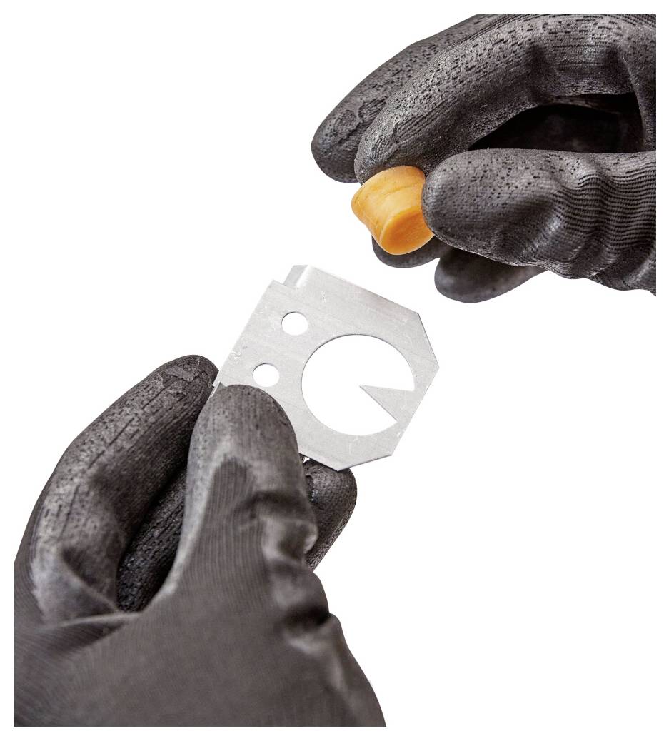Behandschuhte Hände halten ein kleines Metallwerkzeugblatt und eine orange Kappe gegen einen weißen Hintergrund.