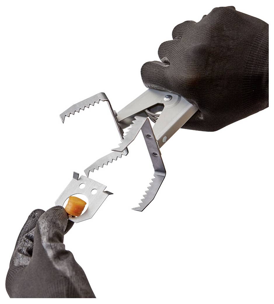 Behandschuhte Hände verwenden eine federbelastete Metallmausefalle, um ein kleines orangefarbenes beködertes Objekt auf weißem Hintergrund zu halten.