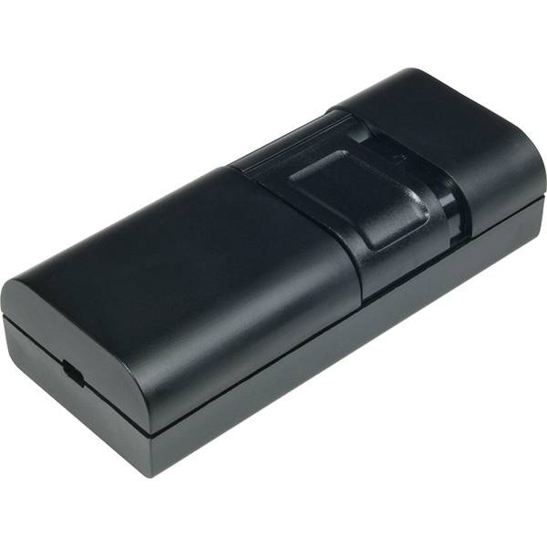 Schwarzer rechteckiger elektronischer Batterieblock mit einer versenkten Entsperrtaste, isoliert auf weißem Hintergrund dargestellt.