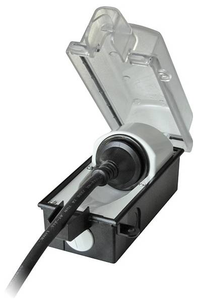 Wasserdichter Stromanschluss mit transparenter Schutzabdeckung und eingestecktem Stecker, der eine wetterfeste Stromverbindung zeigt.