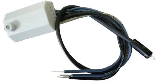 Weißer rechteckiger elektrischer Sensor oder Stecker mit angebrachten schwarzen und blauen Drähten, auf einem einfachen Hintergrund gezeigt.
