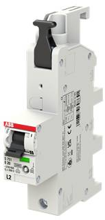Weißer ABB-Elektroleistungsschalter/Modul mit schwarzem Kippschalter und Beschriftungsmarkierungen, dargestellt in einer produktstiltypischen isolierten Ansicht.