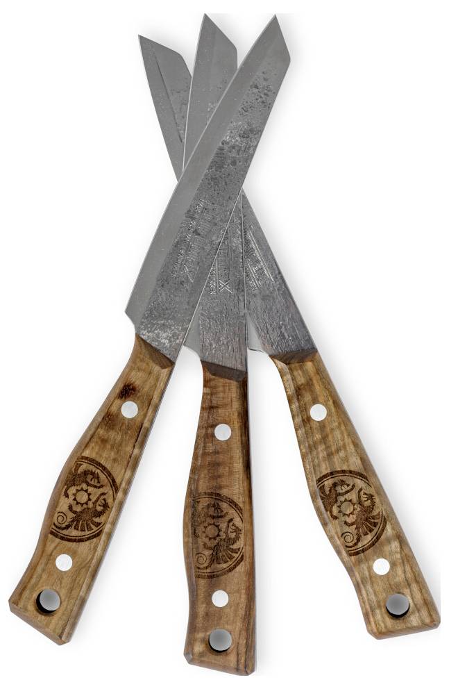 Drei gekreuzte Küchenmesser mit Holzgriffen und Metallklingen auf weißem Hintergrund.