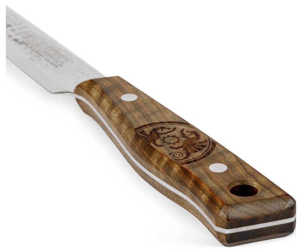 Nahaufnahme eines Küchenmessers mit Holzgriff und Metallklinge auf weißem Hintergrund.