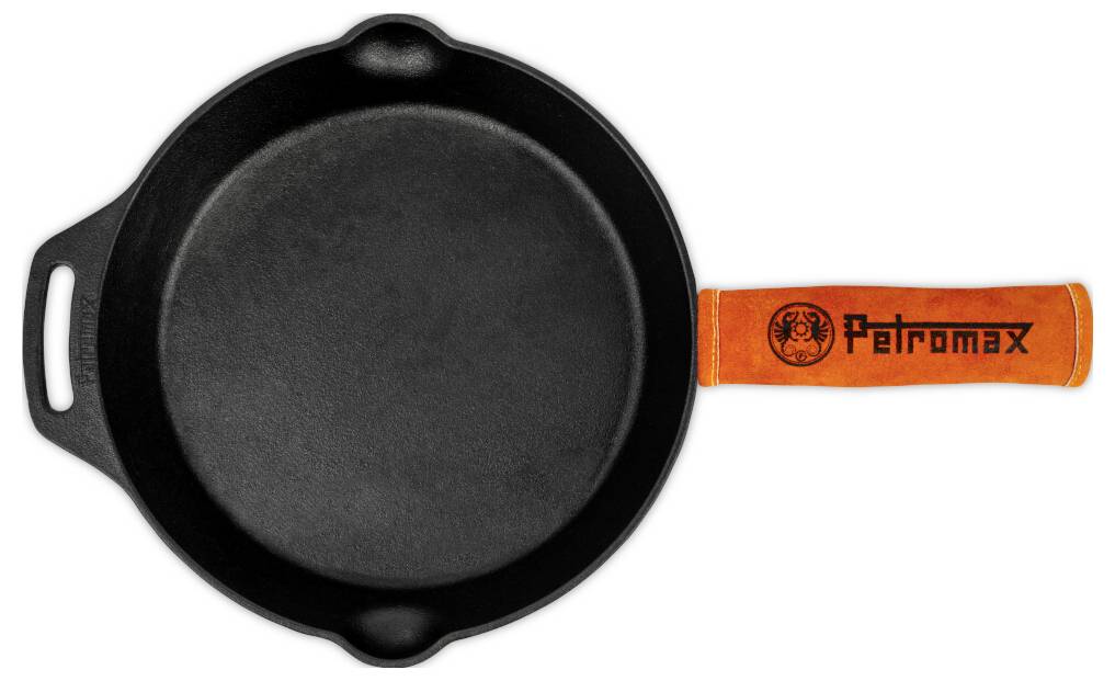 Schwarze Gusseisenpfanne mit orangefarbenem 