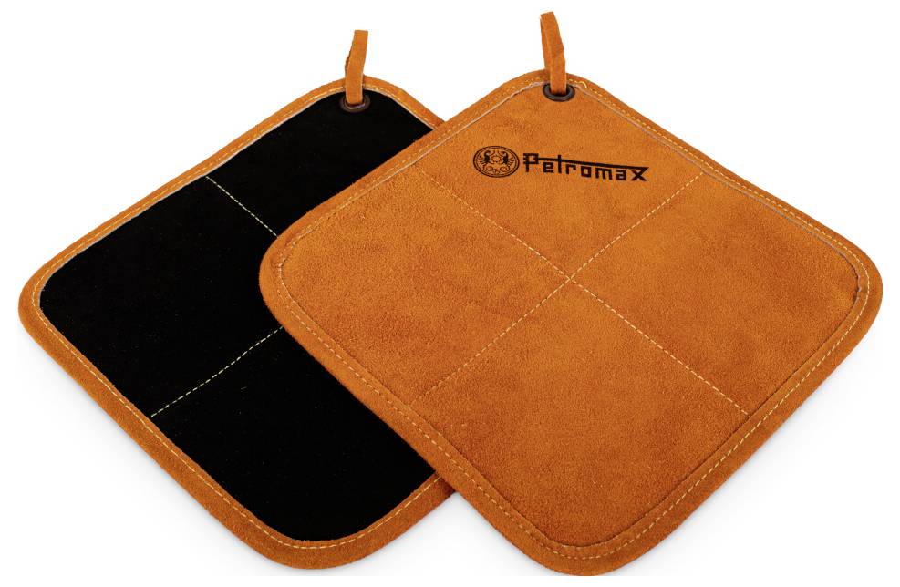 Zwei quadratische orangefarbene Lederuntersetzer mit Schlaufen zum Aufhängen; einer zeigt das Petromax-Logo, der andere ist innen schlicht schwarz.