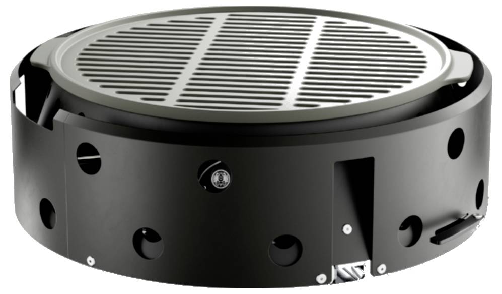 Schwarzer zylindrischer Metall-Grill oder Brenner zum Kochen mit rundem Rost mit Schlitzen oben und seitlichen Öffnungen, auf weißem Hintergrund dargestellt