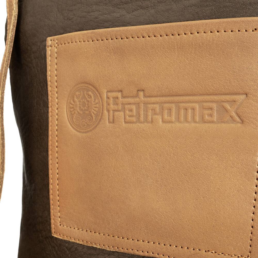 Nahaufnahme eines hellbraunen Ledertaschenfeldes mit dem eingepräg­ten Logo 
