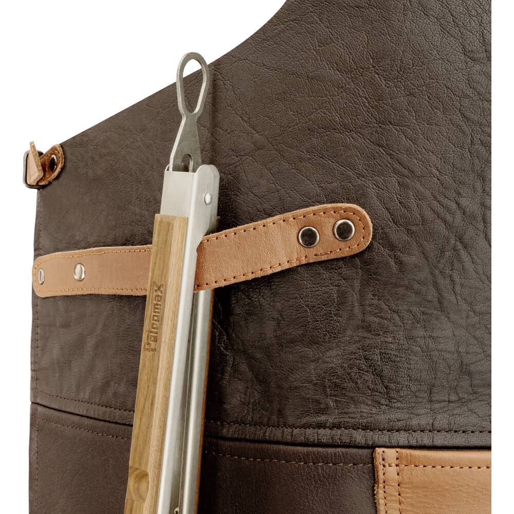 Braune Lederschürze mit einem metallenen Küchenwerkzeug in einer beigen Gürteltasche, in Nahaufnahme auf weißem Hintergrund dargestellt.