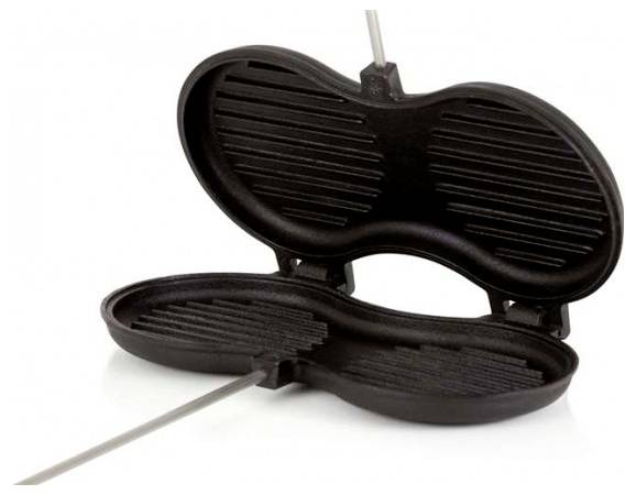 Offene Klappsandwich-Maker aus Elektrogeräten mit schwarzen gerippten Kochplatten und Stromkabel, auf weißem Hintergrund dargestellt.