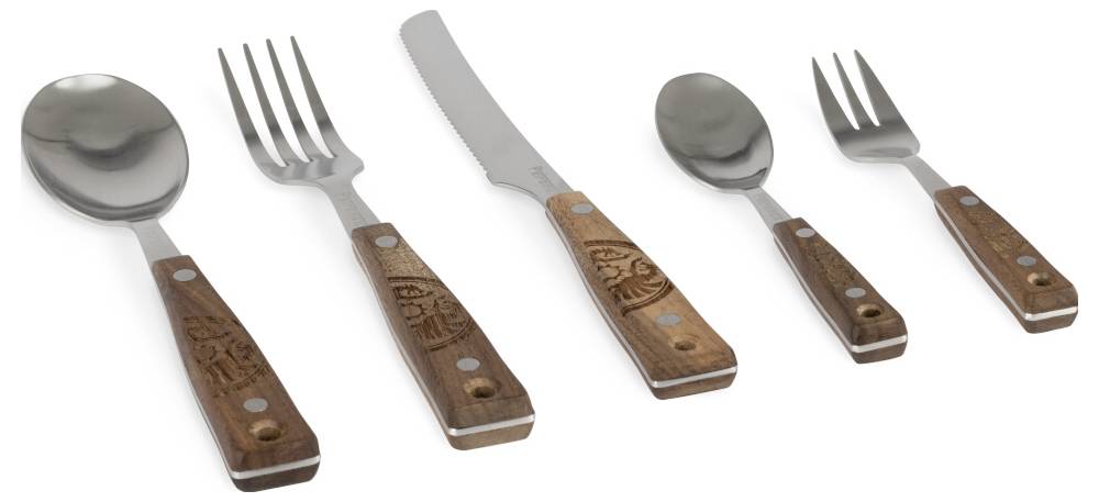Satz von Bestecken mit Holzgriff auf weißem Hintergrund: zwei Löffel, zwei Gabeln und ein Messer.