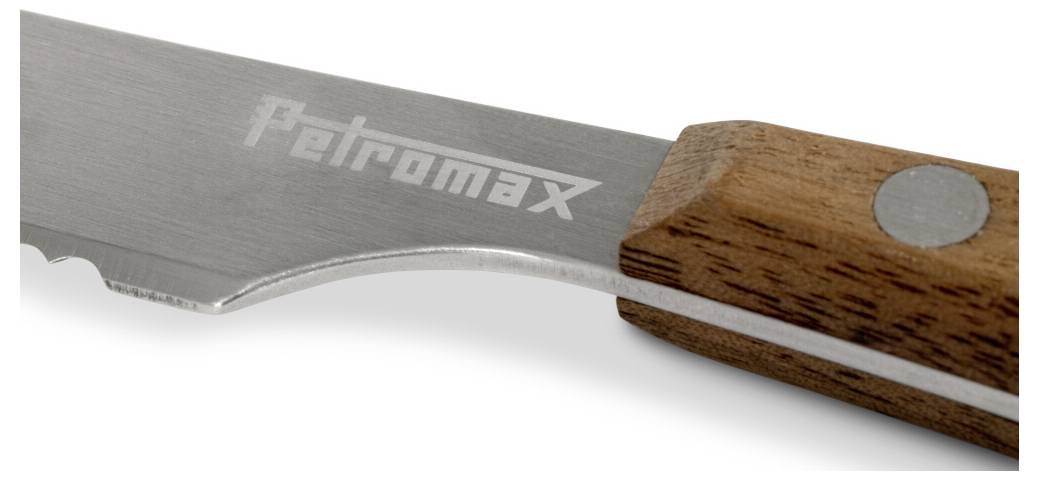 Nahaufnahme einer Petromax-Klappsägeblatt mit silberfarbenem Metallblatt und Holzgriff auf weißem Hintergrund.
