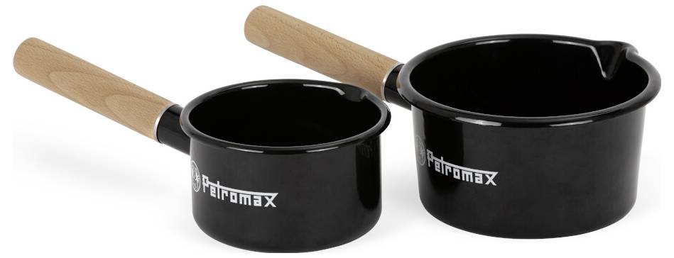 Zwei schwarze Petromax-Campingtöpfe mit Holzgriffen, einer klein und einer größer, nebeneinander auf weißem Hintergrund dargestellt.