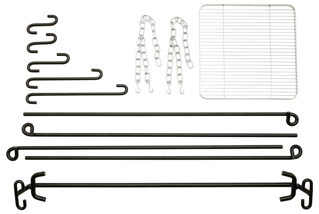 Assortierte Metalldrahtbügel und Clips in Reihen auf weißem Hintergrund angeordnet, einschließlich Kettengliedern und einem linienförmigen Notizblockartigem Block.