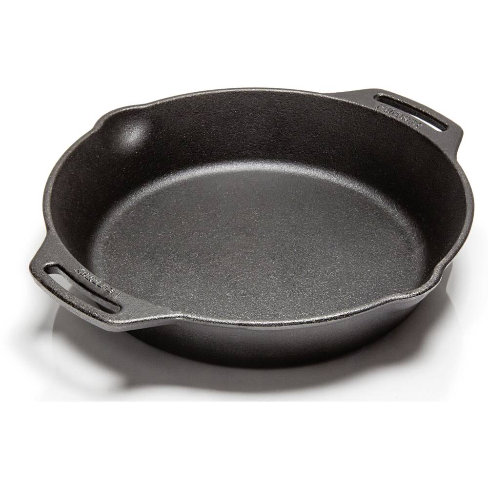 Schwarze Gusseisenpfanne mit zwei Seitengriffen, leer auf weißem Hintergrund dargestellt.
