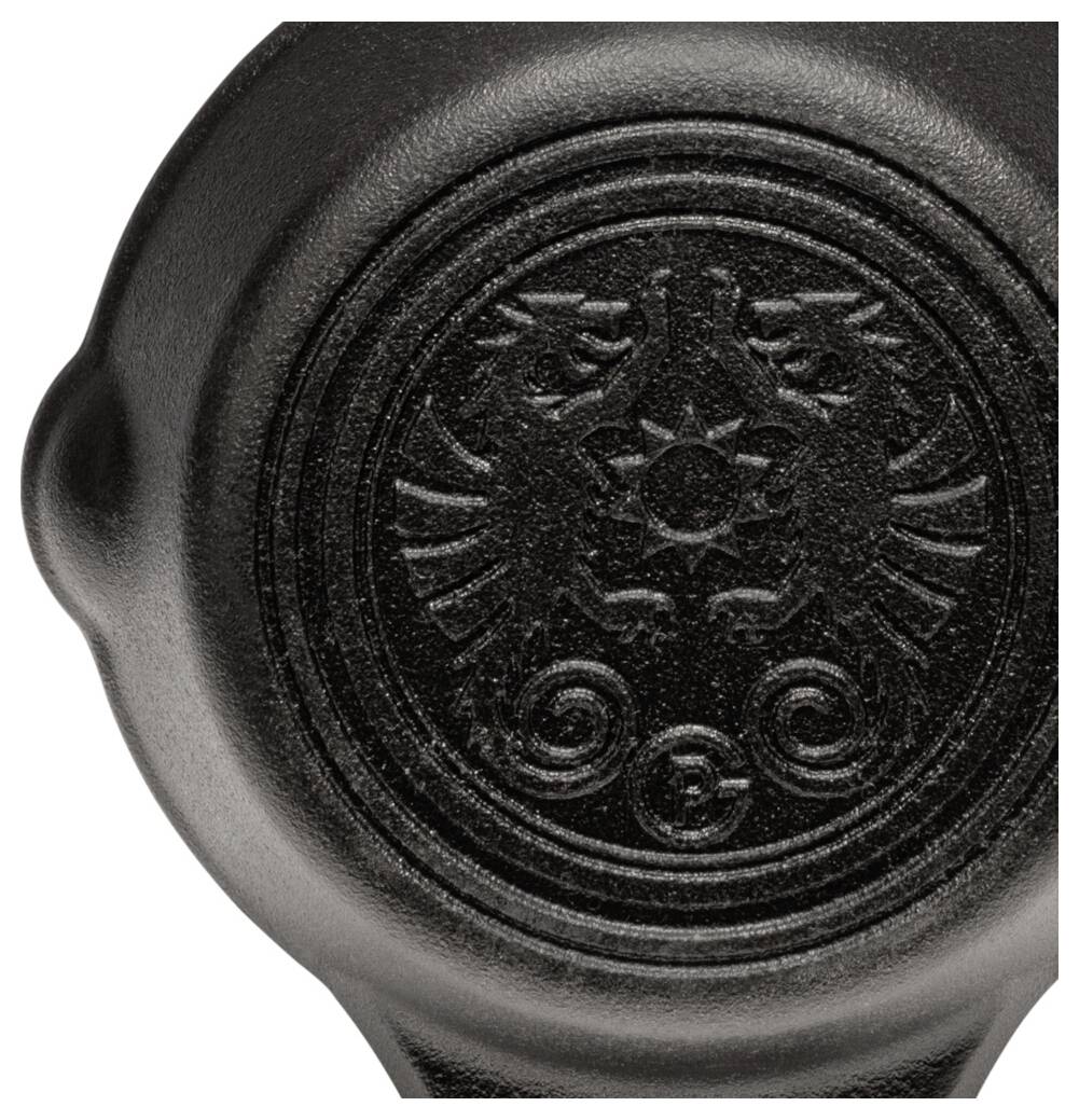 Nahaufnahme eines schwarzen Wachssiegels oder Stempels mit einem geprägten kreisförmigen Wappen oder Emblem auf weißem Hintergrund.