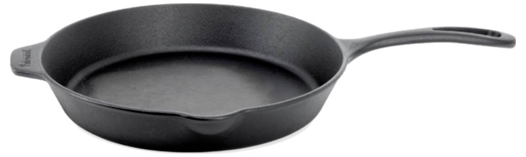 Schwarze Gusseisenpfanne mit langem Griff, leer auf weißem Hintergrund dargestellt.