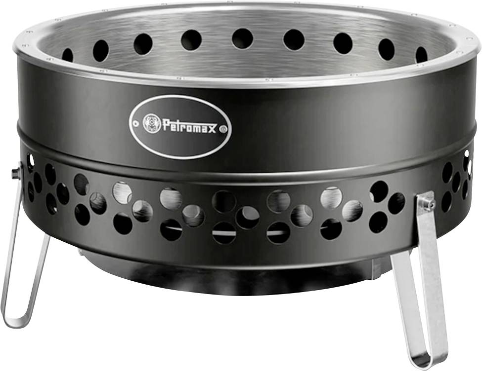 Schwarze tragbare Petromax-Feuerstelle mit kreisförmig perforierten Seitenwänden und Metallbeinen, dargestellt vor weißem Hintergrund.
