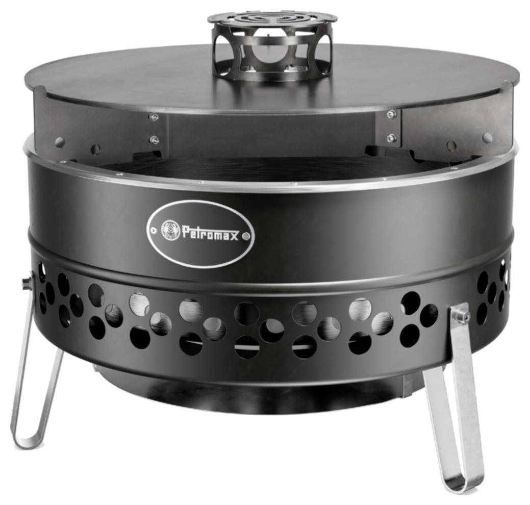 Schwarze Petromax Outdoor-Feuerstelle oder Grill mit kreisförmiger Oberseite, perforierten Seitenwänden und drei Metallbeinen auf weißem Hintergrund.