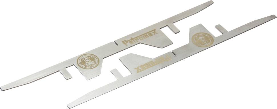 Zwei silberfarbene Metallwurfmesser diagonal überkreuzt, jeweils mit ausgeschnittenen Griffen und goldfarbenen Logos/Schriftzügen auf den Klingen.