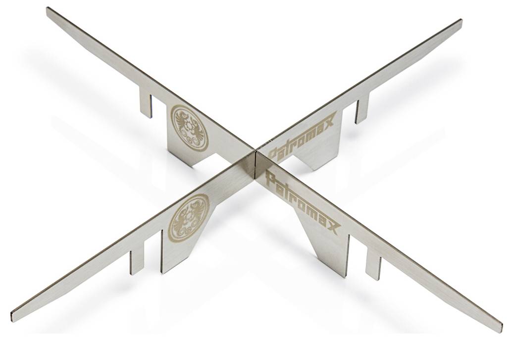 Vier ineinander greifende Metallteile mit Schlitzen bilden eine X-förmige Anordnung auf weißem Hintergrund, wie ein Ausstellungs- oder Puzzle-Ständer.