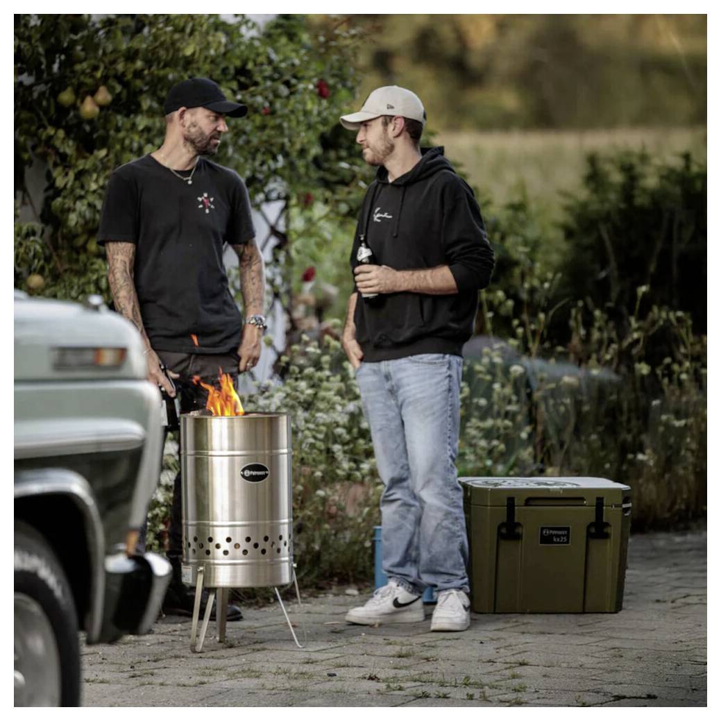 Zwei Männer stehen neben einem kleinen brennenden Tonne-Grill im Freien, sprechen neben einem geparkten Fahrzeug und einer Kühlbox.
