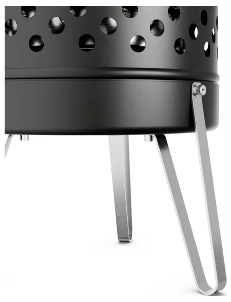 Nahaufnahme einer schwarzen Metallfeuergrube oder eines Grills auf drei schrägen Beinen vor weißem Hintergrund.
