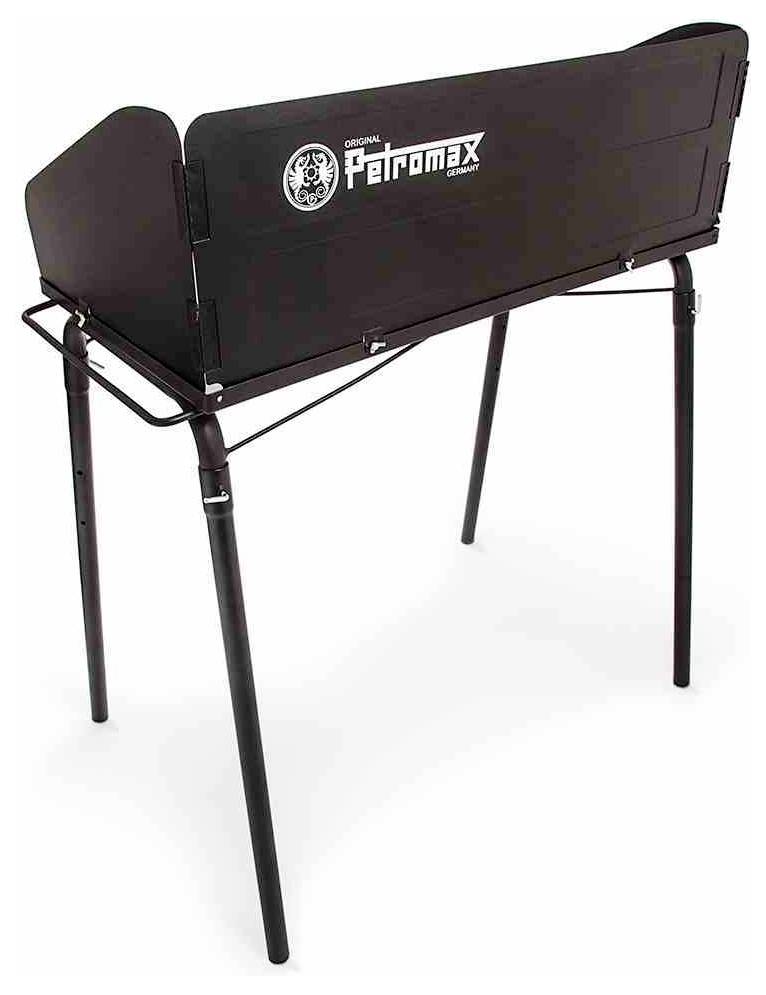 Schwarzer Petromax-Campinggrill oder Feuerkorb auf vier Beinen, geschlossen auf weißem Hintergrund dargestellt.
