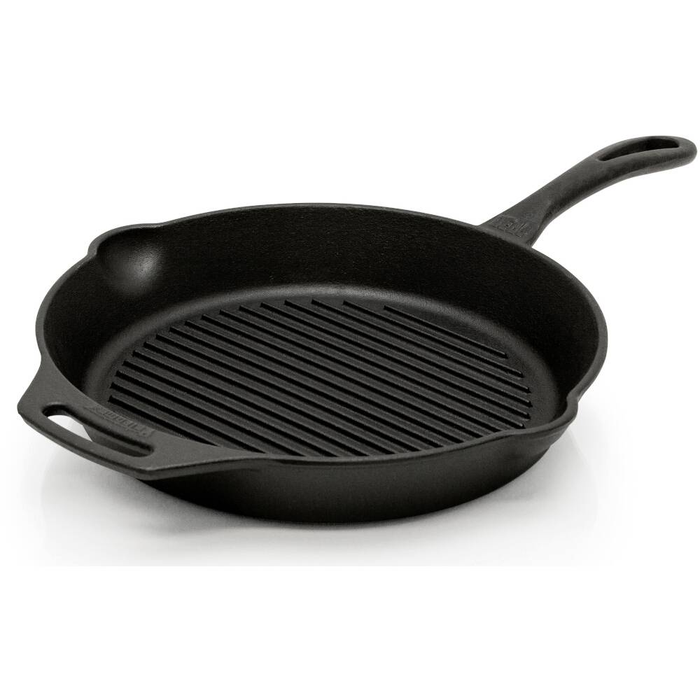 Schwarze gusseiserne Grillpfanne mit gerillter Kochfläche und langem Griff auf weißem Hintergrund.