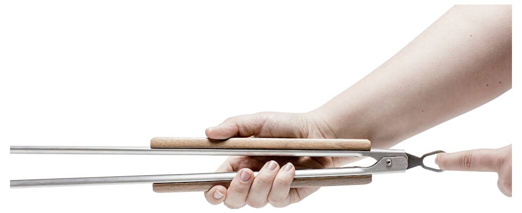 Hand mit einem langstieligen Lockenstab, der eine Haarsträhne klemmt, vor weißem Hintergrund gezeigt.