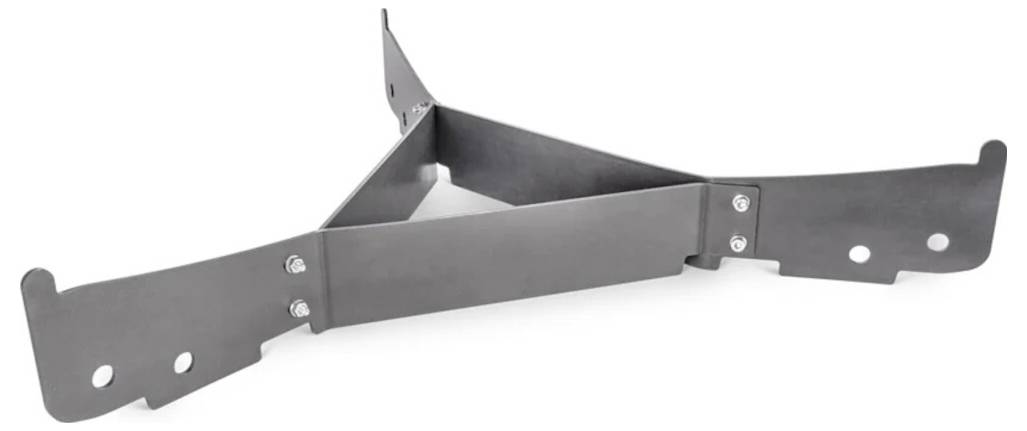 Graues Metall-Befestigungswinkel mit verstellbaren Eigenschaften, verschraubten Verbindungen und geschlitzten Enden, dargestellt auf weißem Hintergrund.