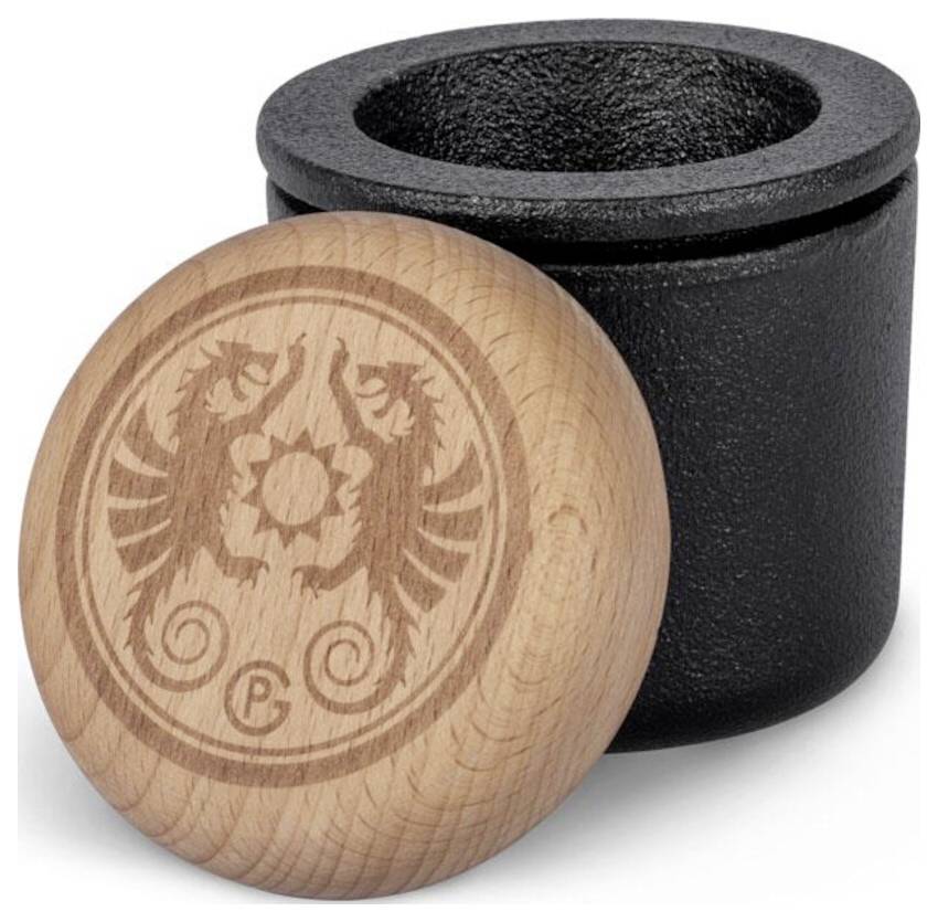 Holzdeckel mit graviertem Wappen, das sich gegen einen schwarzen strukturierten zylindrischen Behälter auf weißem Hintergrund lehnt.