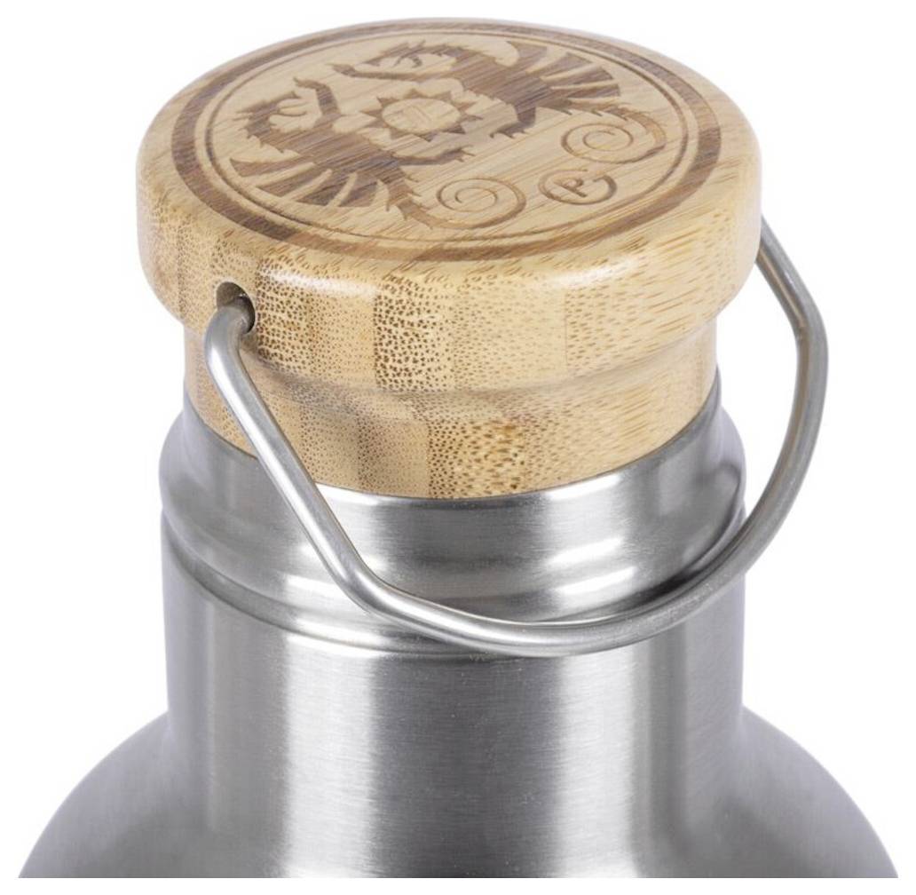 Nahaufnahme einer Edelstahlflasche mit einer Bambusschraubkappe und einem Metalltraegriff, freigestellt auf weißem Hintergrund.