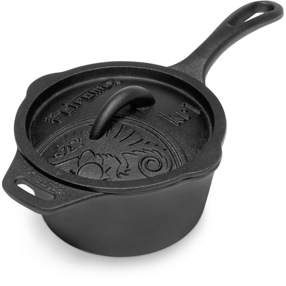 Schwarzer gusseiserner Bräter mit Deckel und Griff, schräg auf weißem Hintergrund dargestellt.