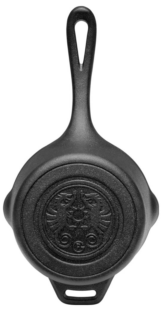 Schwarze Gusseisenpfanne mit verziertem geprägtem Löwenwappen auf der Unterseite und langem Griff, dargestellt auf weißem Hintergrund.