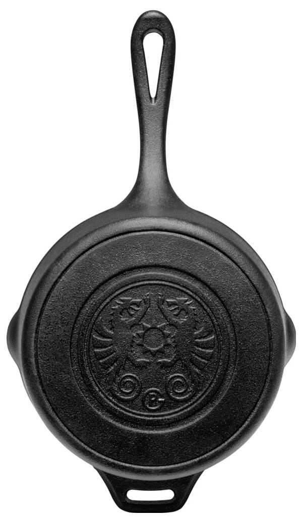 Schwarze runde Gusseisenpfanne oder Pfanne mit langem Griff, von oben auf weißem Hintergrund gezeigt.